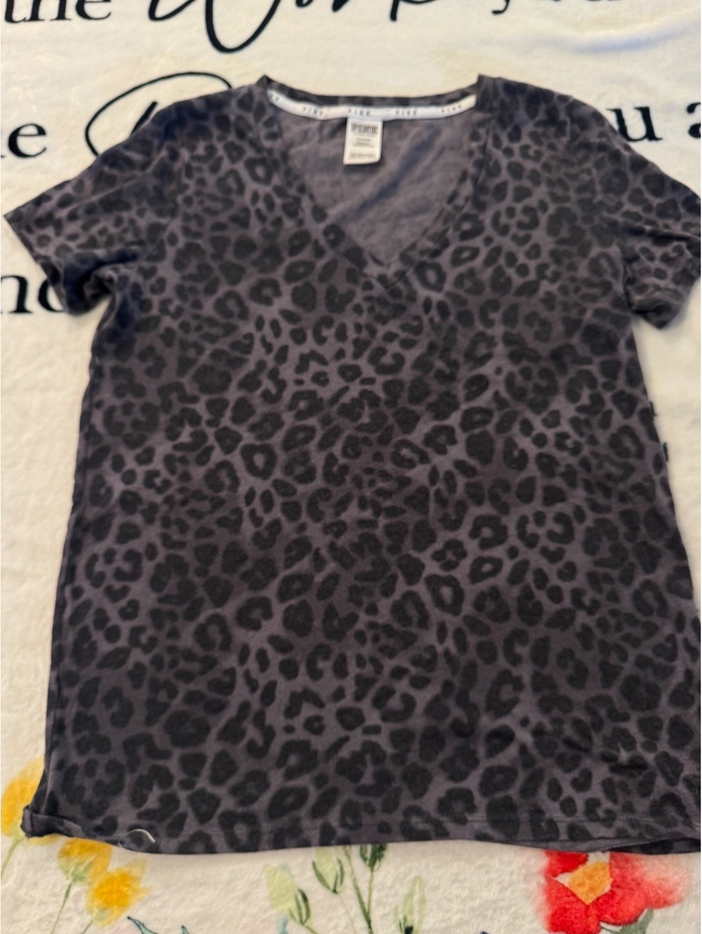 PINK grey-toned leopard print V-neck short-sleeve t-shirt, size M